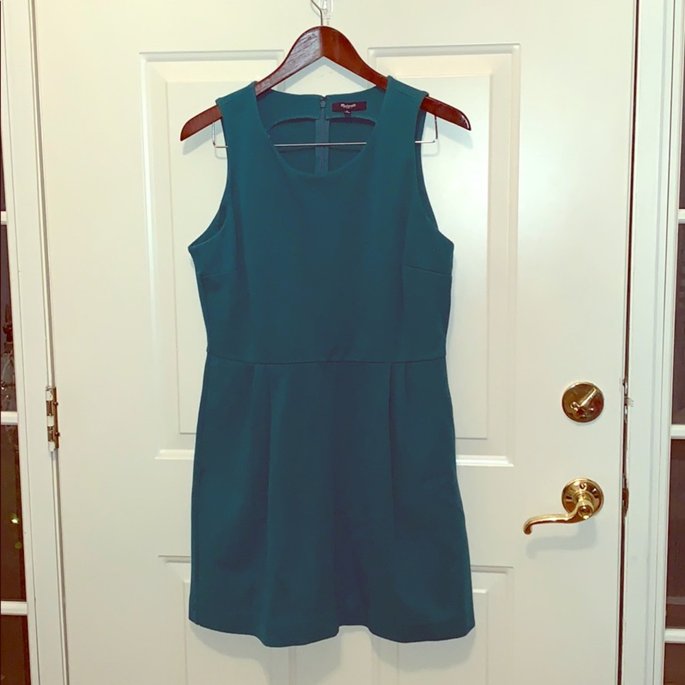 Sleeveless skater style made well dress